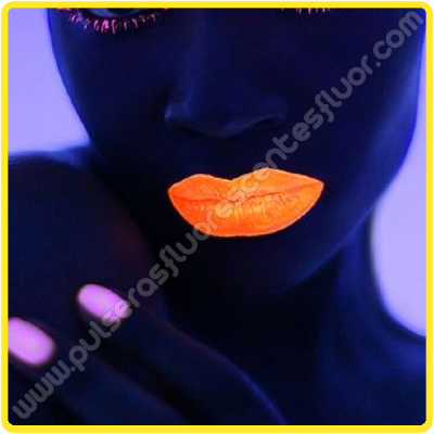 Maquillage phosphorescent rouge a lèvres fluo Brillez dans la nuit avec les  maquillages Party Ti…